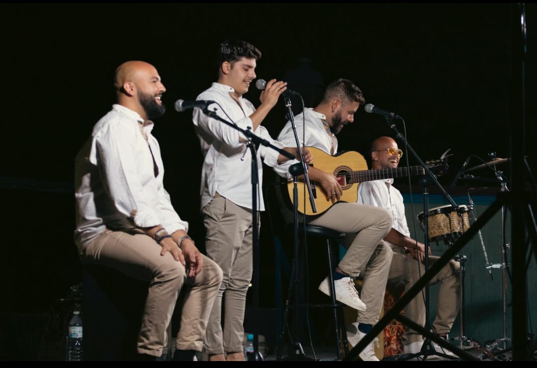 El grupo al completo tocando en directo