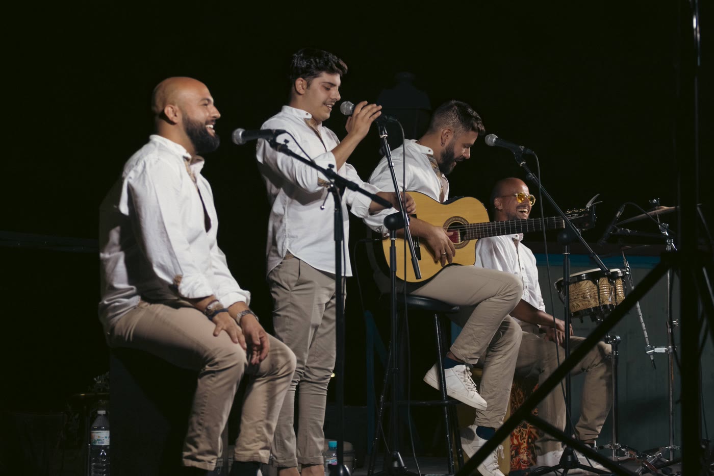El grupo al completo sobre el escenario
