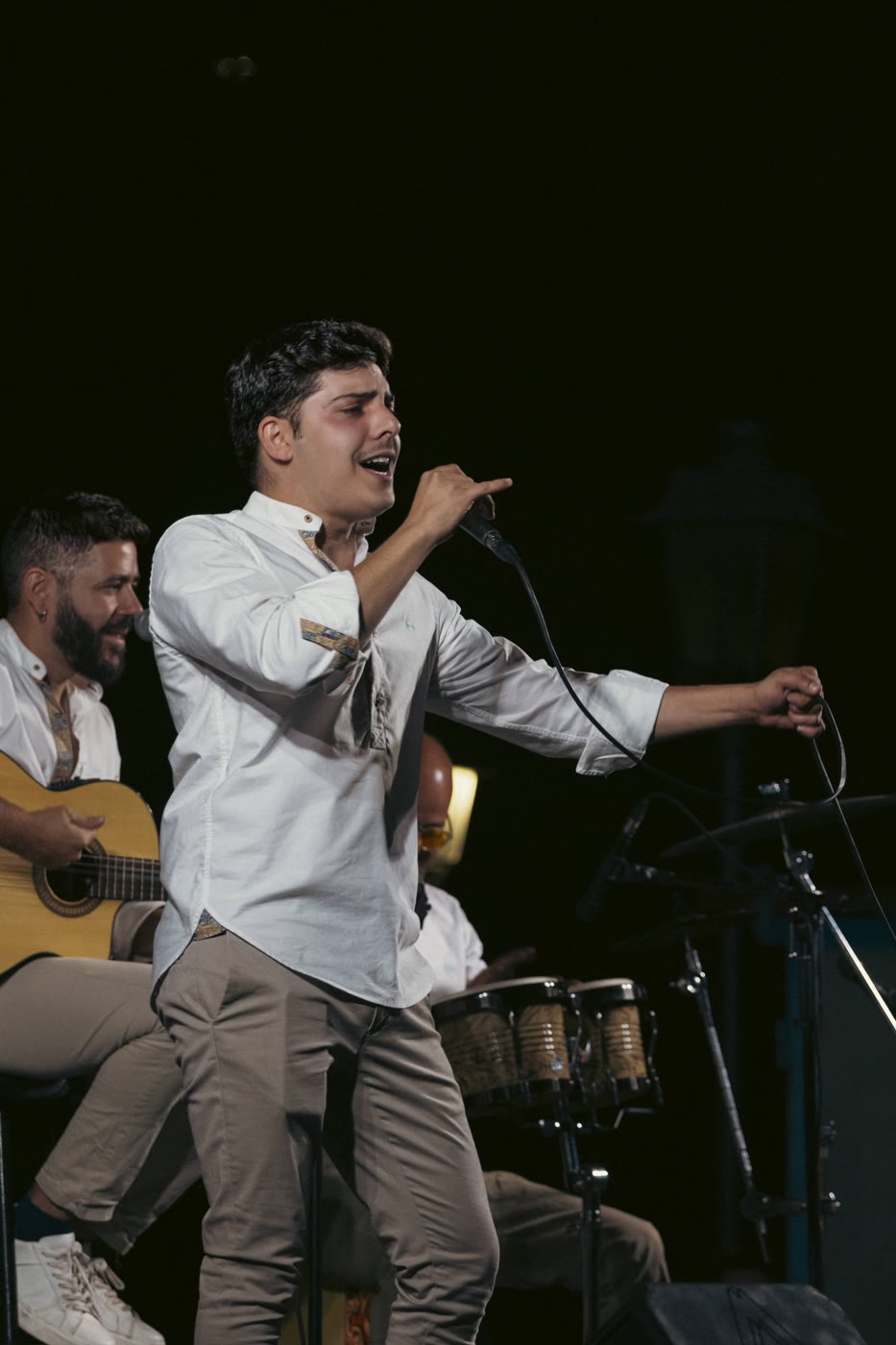 El cantante de El Chamelo entregado durante una actuación