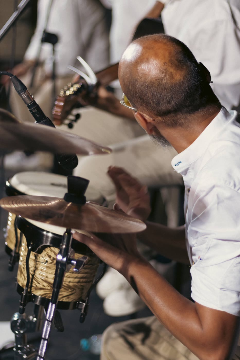 Al ritmo del cajón y los bongos