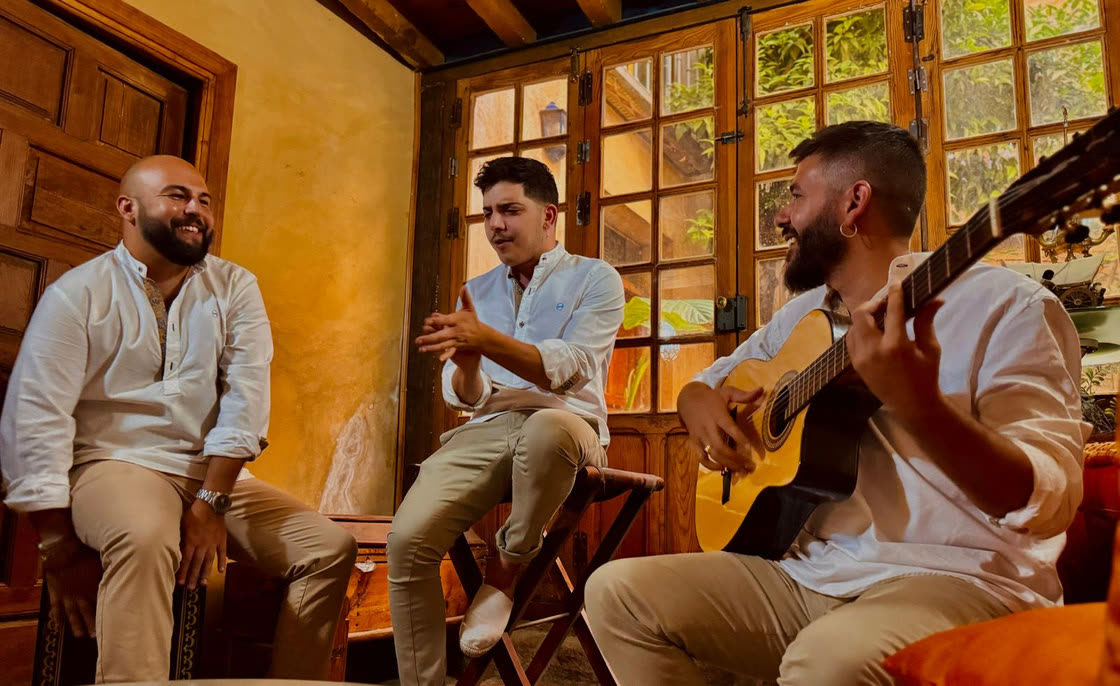 El Chamelo tocando en un patio interior