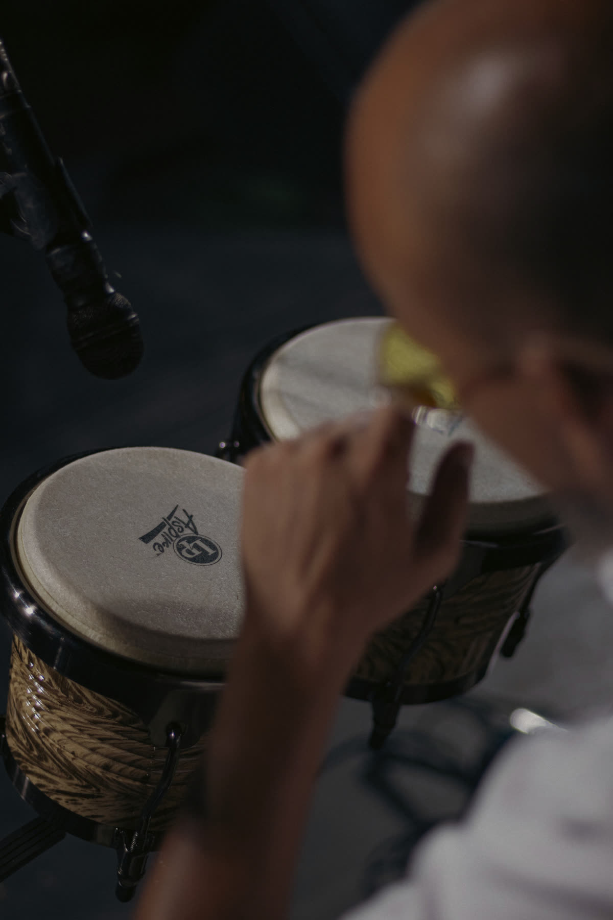 El Chamelo tocando la percusión en directo