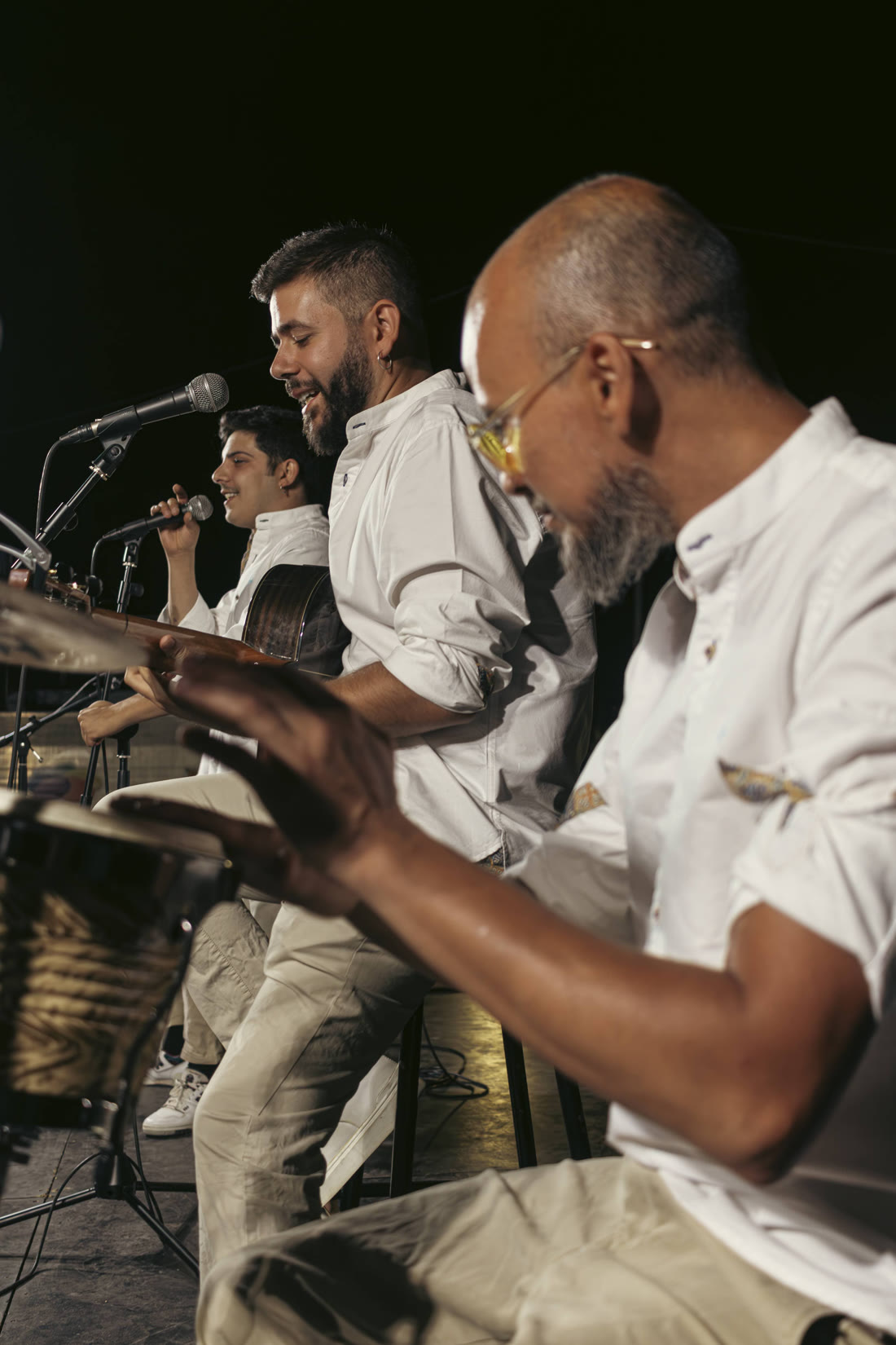 El Chamelo a la percusión y la guitarra en un concierto nocturno